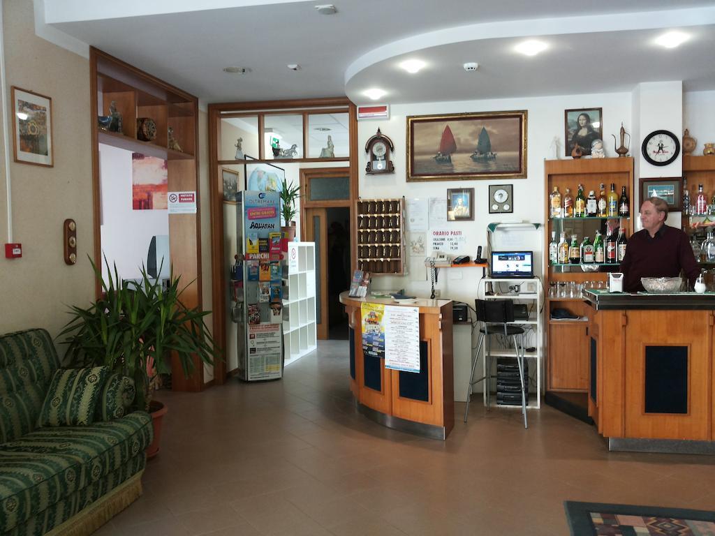 Hotel Cannes Rimini Buitenkant foto