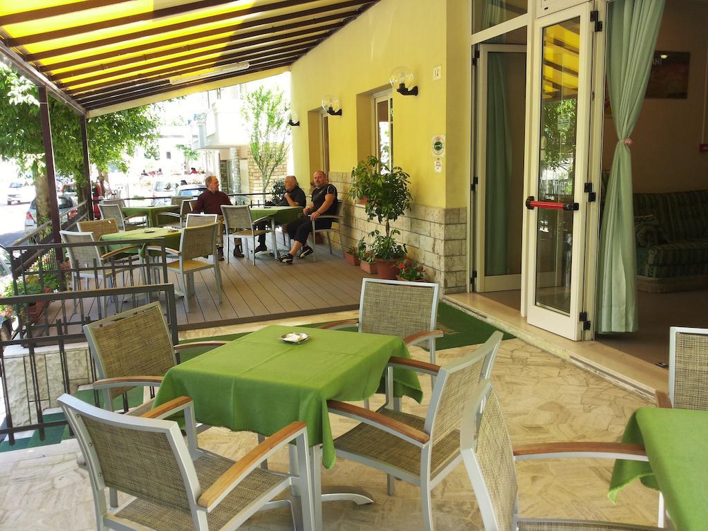 Hotel Cannes Rimini Buitenkant foto