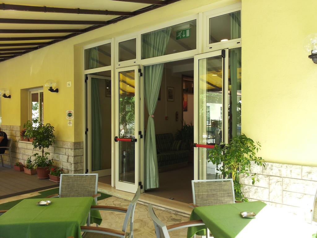 Hotel Cannes Rimini Buitenkant foto